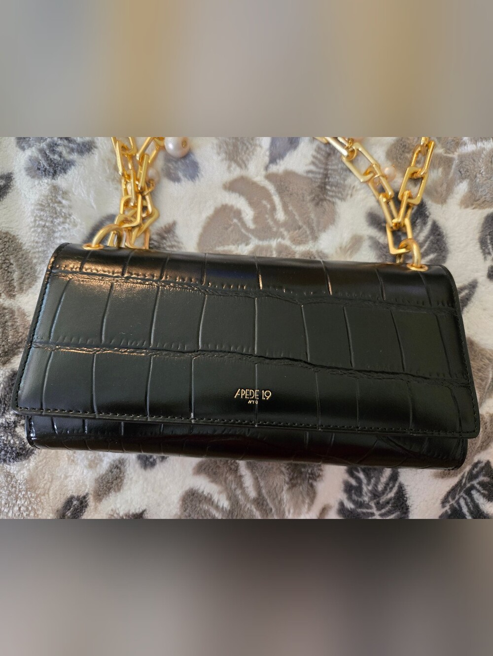 APEDE MOD Black Croc-Embossed Shoulder Bag with Gold Chain